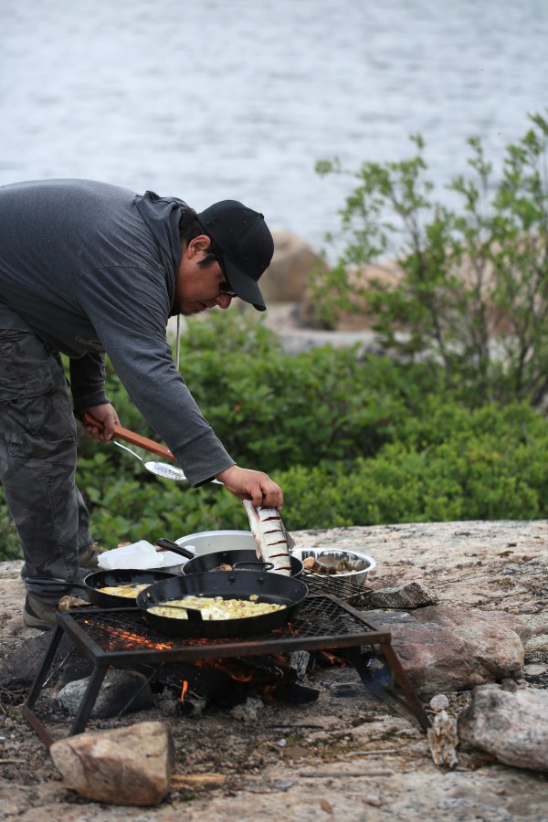 Jerry cuit du poisson à Chisasibi